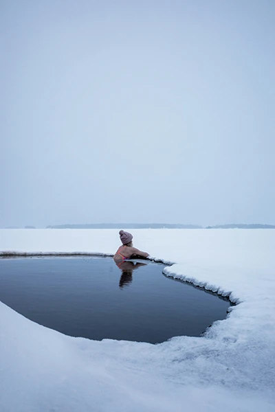 bains dérivatifs dans les eaux glacées